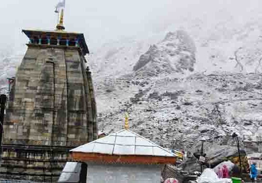 देवभूमि में फिर लौटी कड़ाके की ठंडः केदारनाथ समेत तीन धामों में बर्फबारी से बदला नजारा