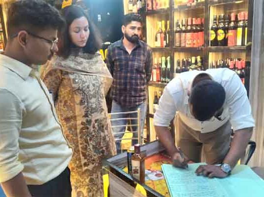 शराब की दुकानों में खुलीं गड़बड़ियों की परतें! कहीं ओवररेटिंग तो कहीं अनाधिकृत सेल्समैन