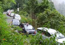 वीकेंड पर नैनीताल हुआ बेहालः पर्यटकों की भीड़ से 6 KM लंबा जाम, सड़कों पर थमे वाहन