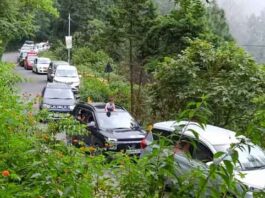 वीकेंड पर नैनीताल हुआ बेहालः पर्यटकों की भीड़ से 6 KM लंबा जाम, सड़कों पर थमे वाहन
