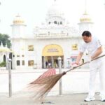 नानकमत्ता साहिब में CM धामी ने उठाया झाड़ू, ‘सेवा संकल्प अभियान’ में किया श्रमदान