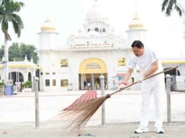नानकमत्ता साहिब में CM धामी ने उठाया झाड़ू, ‘सेवा संकल्प अभियान’ में किया श्रमदान